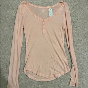 NWT Kohl's SO Soft Peach Long Sleeve V-Neck Tee